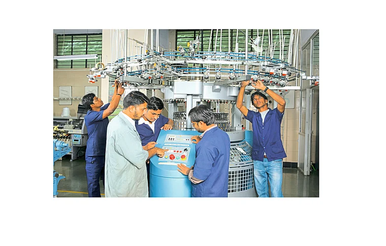 Needs Twenty Thousand Skilled Workers In Ichalkaranji Kolhapur Marathi News