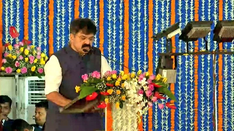 एकनिष्ठेचे फळ मिळालं जितेंद्र आव्हाड यांना, घेतली मंत्रिपदाची शपथ.. }