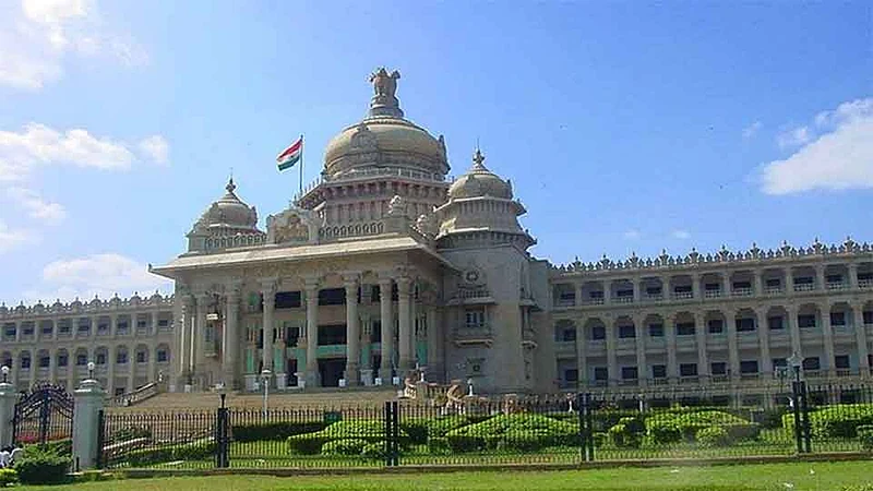 कर्नाटक राजकारणः अतृप्त आमदार अन् भाजपचा गळ