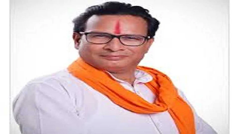 Akola MLA beats Gram Panchayat employee