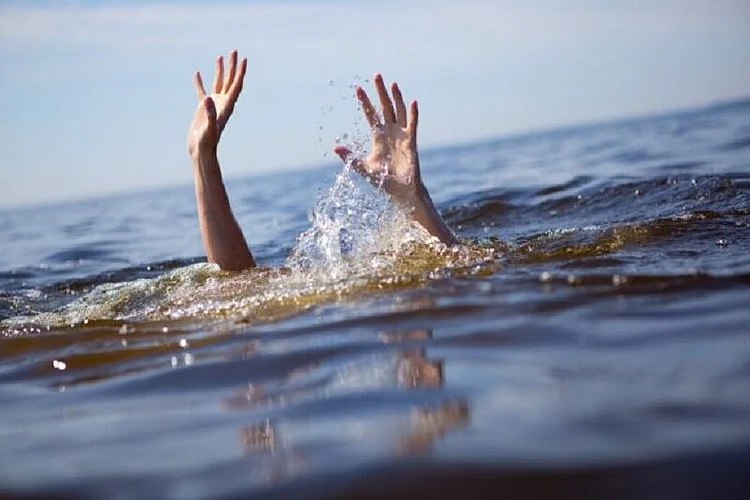 old man died in a river basin at Amravati