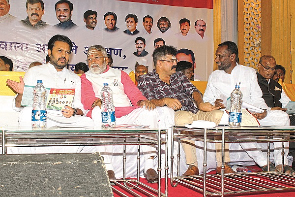 लातूर : लिंगायत महासंघाच्या लिंगायत समाज राज्यव्यापी आरक्षण अधिवेशनात एकत्र आलेले अमित देशमुख, चंद्रकांत खैरे, जितेंद्र आव्हाड, प्रा. सुदर्शन बिरादार.