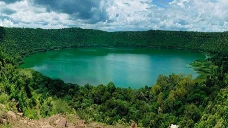 akola marathi news Due to this the color of the water in the world famous Lonar Lake changed