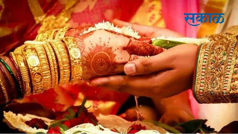 The girl got married to her boyfriend under Pathrot police station