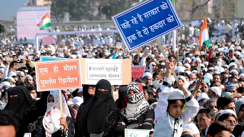 ठाकरे सरकार मुस्लिमांना देणार गिफ्ट! आरक्षणाबाबत नवाब मलिक म्हणालेत...