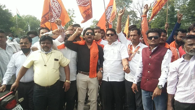 Akola News: MNS strikes Collectors office for electricity bill