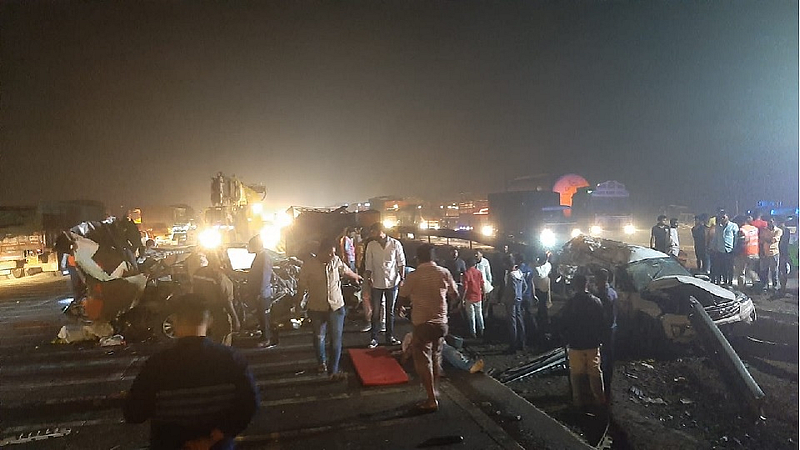 नवी मुंबईच्या झुंजारे कुटुंबियांवर काळाचा घाला, ११ वर्षांच्या अर्णवनं गमावले आई-वडील