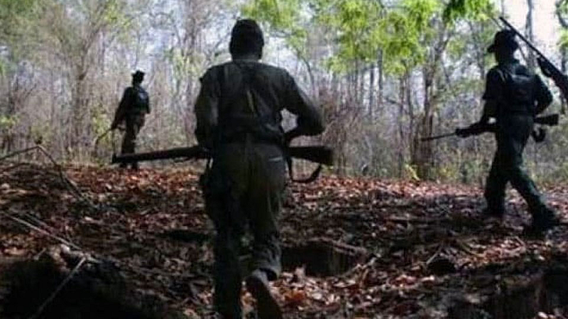 crime news india Naxals beat workers and destroyed 6 vehicles in Gadchiroli