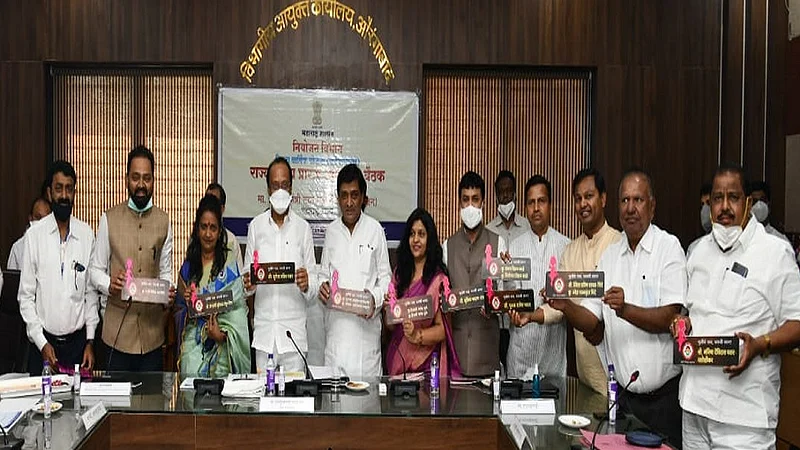 नांदेड - 'बेटी बचाओ बेटी पढाओ' हा उपक्रमाच्या पुस्तिकेचे प्रकाशन उपमुख्यमंत्री अजित पवार, पालकमंत्री अशोक चव्हाण आदी मान्यवरांच्या हस्ते सोमवारी औरंगाबादला करण्यात आले. }