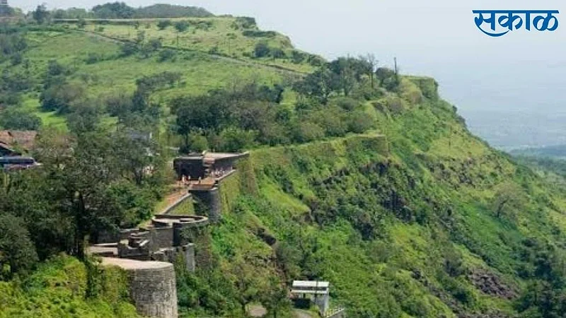 historic buildings forts forts open to tourists in kolhapur}