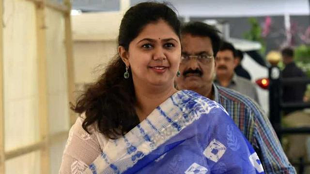 Sanjay Kakade slams Pankaja Munde in Pune