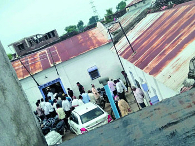 धामणगावरेल्वे : चिंचोली येथील घटनास्थळी झालेली गर्दी.