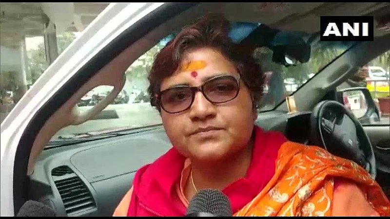 nsui workers raise slogans against mp sadhvi pragya at bhopal