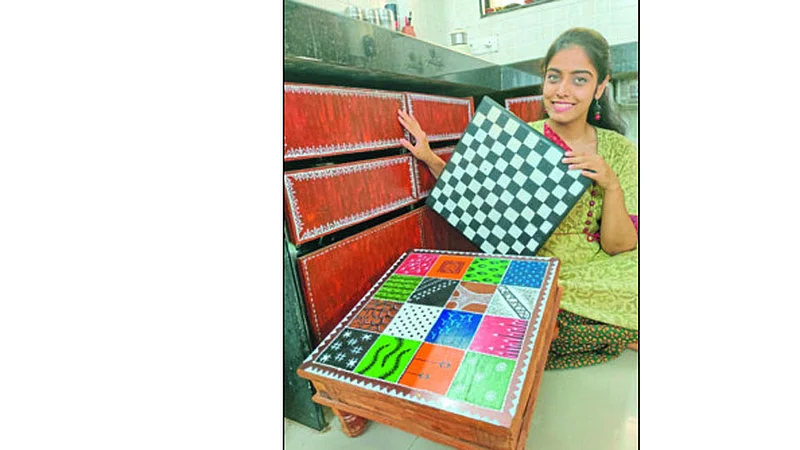 जुन्या फर्निचरचा कल्पकतेने कायापालट करणारी कलावंत