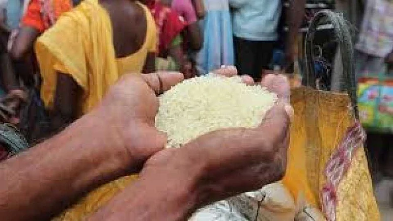 Akola Marathi News- Ration shopkeeper charged for Rs 75,000