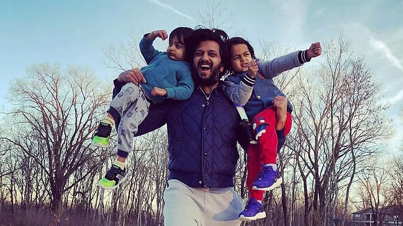 अभिनेता रितेश देशमुखचा आपल्या मुलांसोबतचा 'हा' फोटो होतोय तुफान व्हायरल