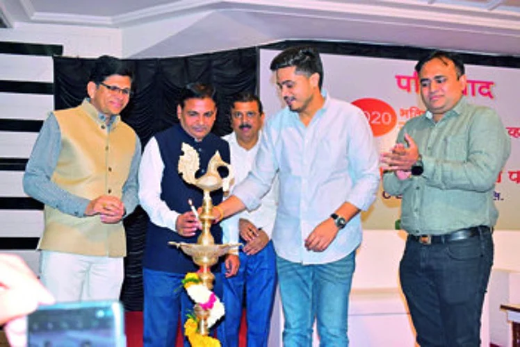 अमरावती : दीपप्रज्वलन करताना आमदार रोहित पवार व अन्य मान्यवर.