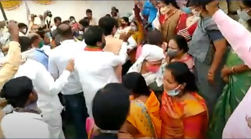 Akola News: Disputes among ruling-opposition party members, riots in the assembly, boycott and one-on-one discussion!