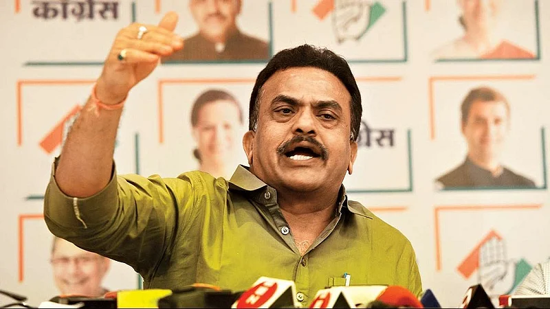 "चायनीज हॉटेल्सचा चीनशी काय संबंध ? बेवकूफ शिवसैनिकांना हे कधी कळणार?", संजय निरुपम यांनी उडवली सेनेची खिल्ली