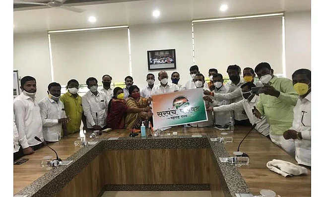 सरपंचांनी गावांच्या विकासासाठी सदैव तत्पर असावे : शरद पवार