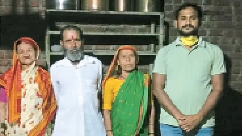 सुतारदरा - दोन बहिणी आणि पुतण्या शंकर तोंडे यांच्या समवेत किसन तोंडे.