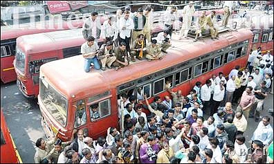 रेल्वेत आरक्षणाशिवाय प्रवेश नाही, एसटीला तोबा गर्दी !