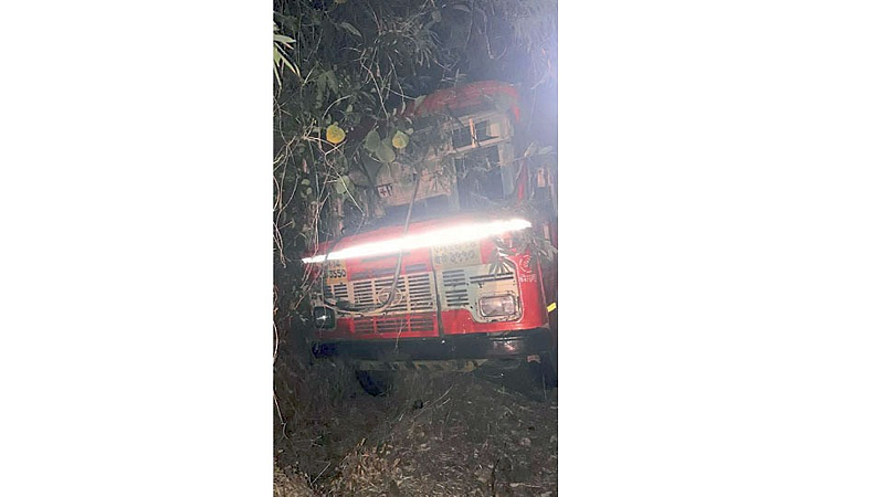 st bus accident in sindhudurg kokan marathi news