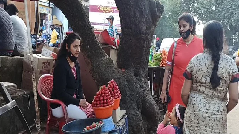 लालचुटूक स्ट्रॉबेरी चाखत पर्यटक लुटताहेत पाचगणी- महाबळेश्वरात दिवाळी सुटीचा आनंद