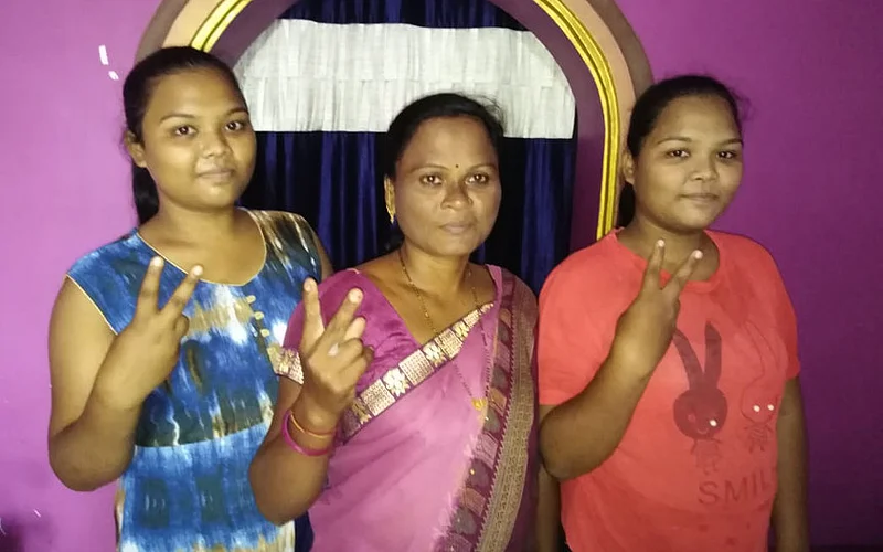 नांदा : बारावीच्या परीक्षेत यश संपादन करणाऱ्या कल्पना मांदाळे व त्यांच्या दोन जुळ्या मुली.