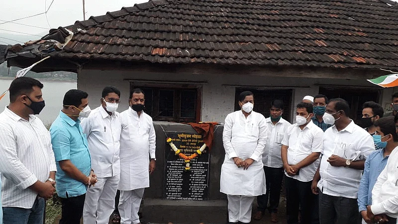 shivsena sena mla yogesh kadam files privilege motion against mp sunil tatkare