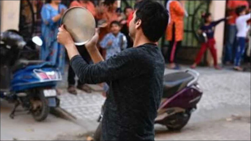 citizens clap thank those fighting forefront against coronavirus article write mukund potdar