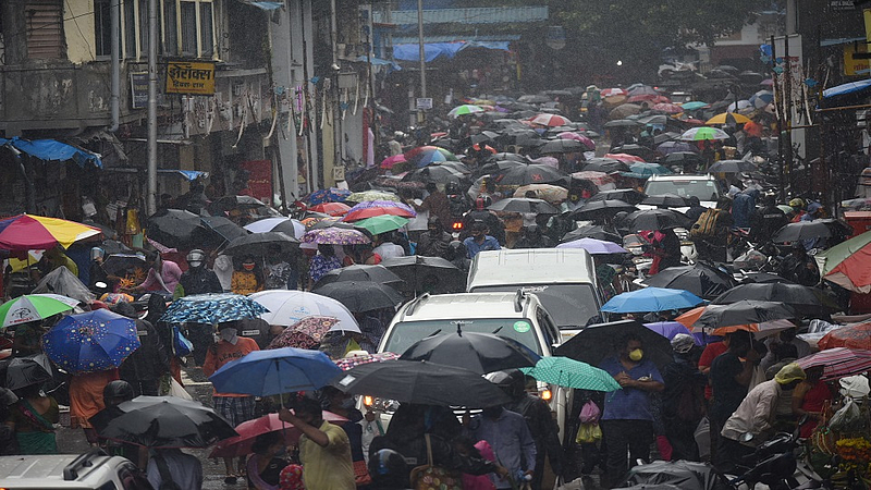 भरपावसात भाविकांची खरेदीसाठी झुंबड; गणेशोत्सवामुळे फुलांना सोन्याची झळाळी..!