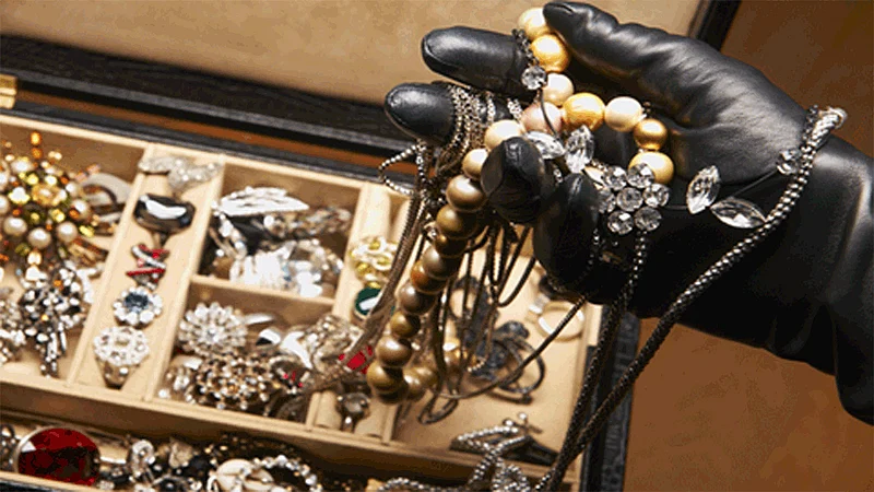 64 lakh jewellery scam in kolhapur