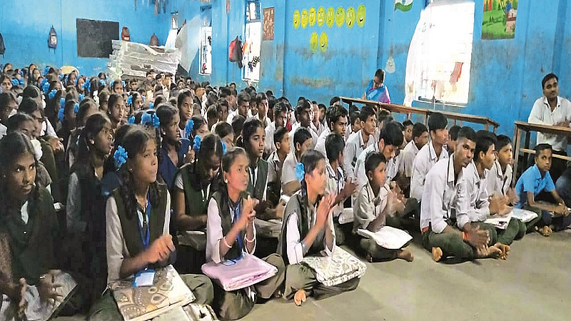 वाडा ः पूर ओसरल्यानंतर सुरू झालेली पाली येथील सरकारी आश्रमशाळा.