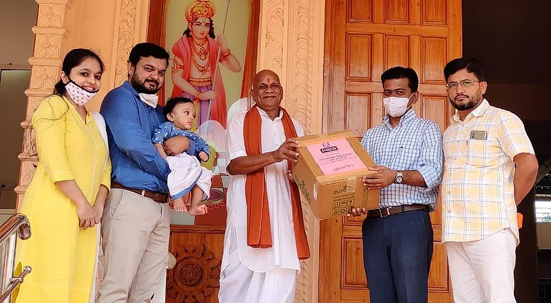The doctor couple donated 50000 Rs worth of medicines to covid Care Center