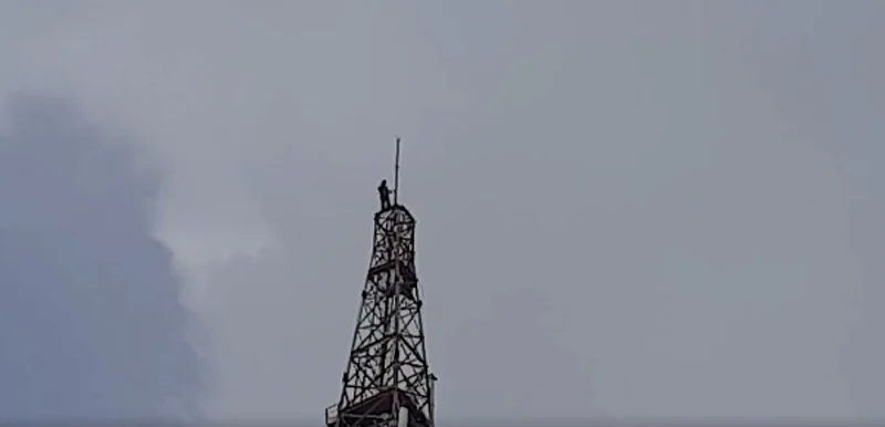 akola Viru climbed the tower for 'Basanti' ... Husband experimented for his wife