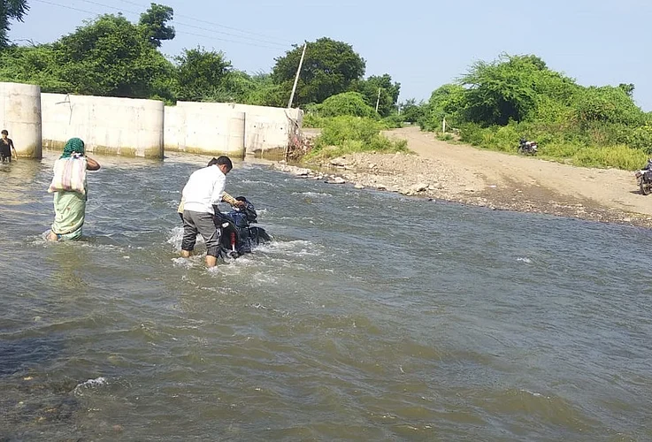 Akola News Vishwaganga river breaks village, contact of settlement