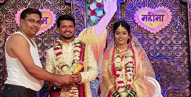 Akola News: Teacher Candidates Attend Wedding Ceremony on Shirt Vest