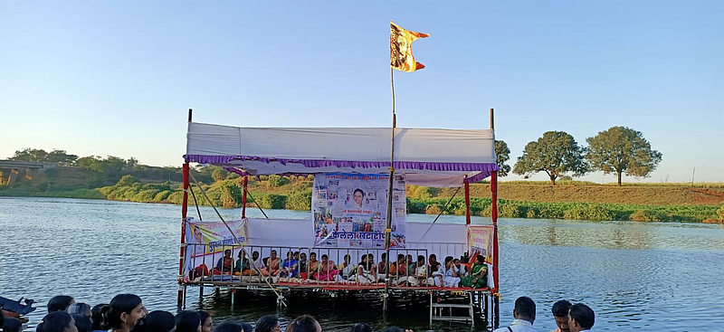 women protest on River Boat in karveer kolhapur.jpg
