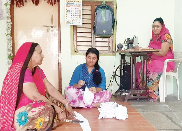 washim Distribution of free masks to needy from Verma families at Risod
