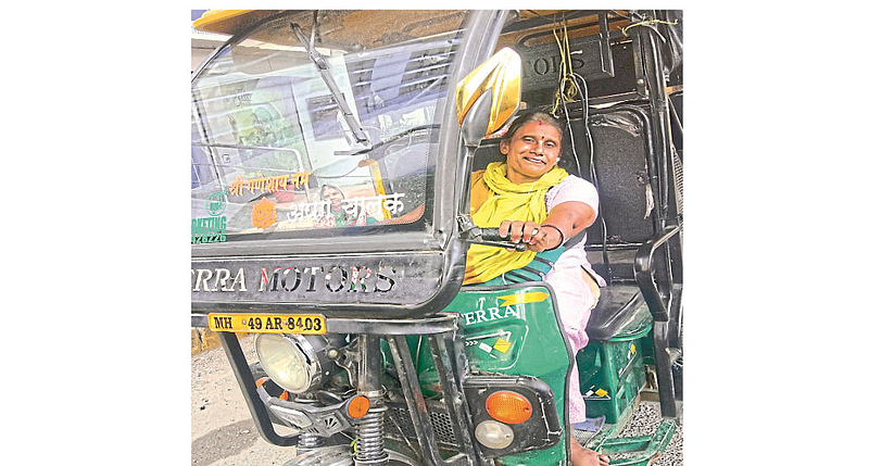 The disabled woman took the steering wheel of the e-rickshaw