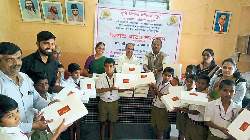 झेडपी अधिकाऱ्यांतर्फे दिवाळी फराळ