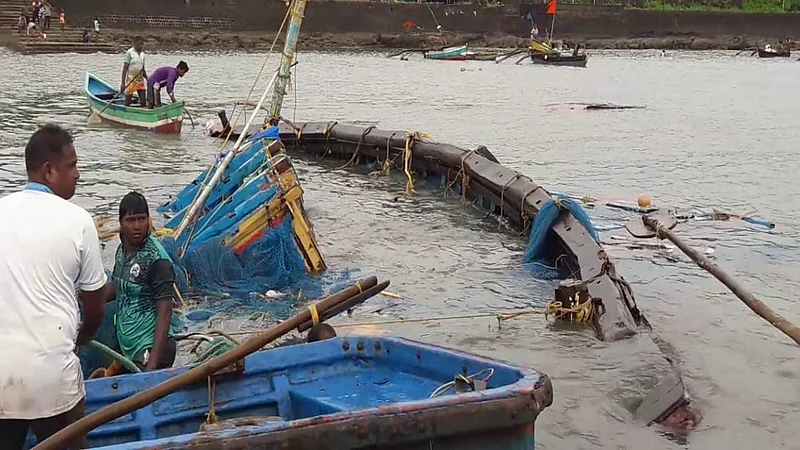 accident of boat for yesterday in see was avert when the message was done by administration in ratnagiri