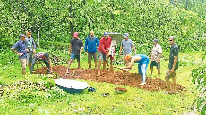 जलसंधारणासाठी भर पावसात गाळला पाचाड चिलेवाडीकरांनी घाम