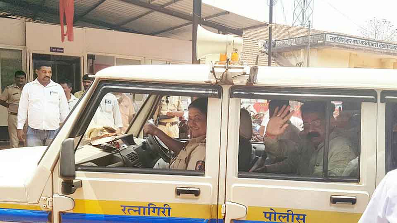 राजापूर - अकटेनंतर न्यायालयामध्ये हजर राहण्यासाठी पोलिसांच्या गाडीमधून जात असताना आमदार राजन साळवी आणि पदाधिकारी.