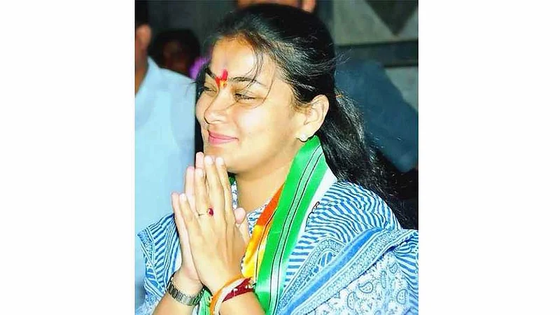 1Praniti_Shinde_Congress_Solapur (1).jpg