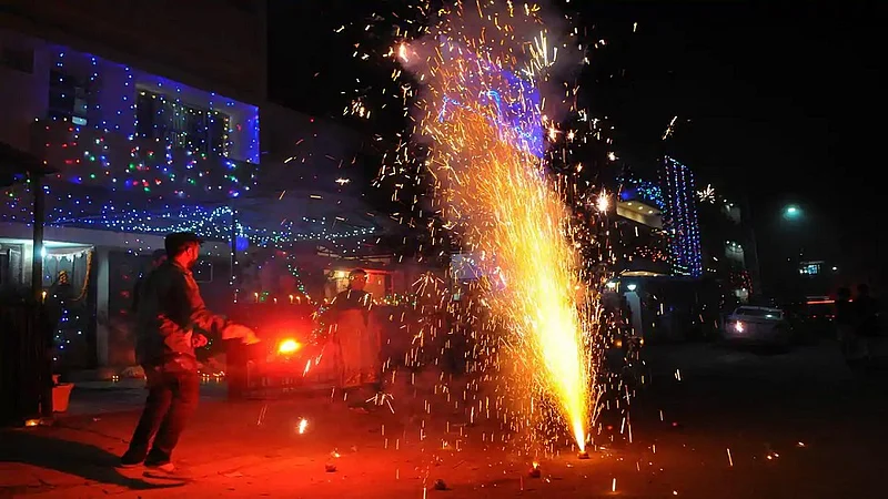 मुंबईत फटाकेबंदीमुळे आगीच्या घटनांमध्ये घट! आग लागण्याचे दोन दिवसांत फक्त 15 दूरध्वनी