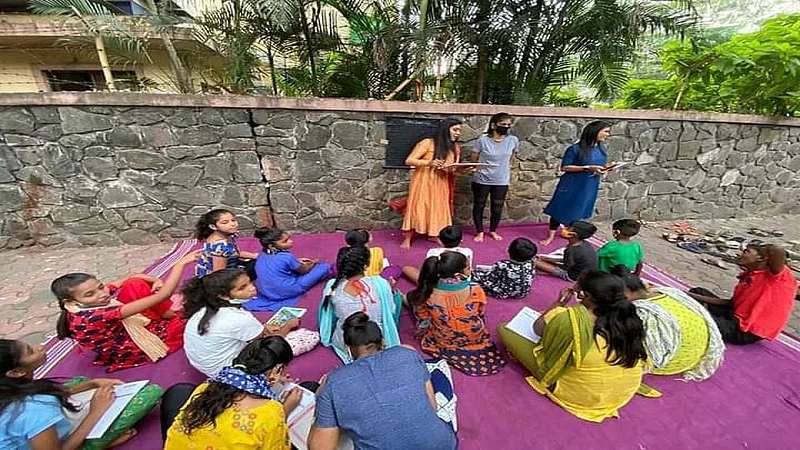 शाळाबाह्य मुलांची भरतेय पदपथावर शाळा| सामाजिक जाणिवेतून 36 मुलांना शिक्षण