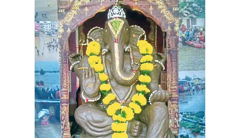 कोल्हापूर : आळवेत रंगविरहित गणेशमूर्तीची पूजा