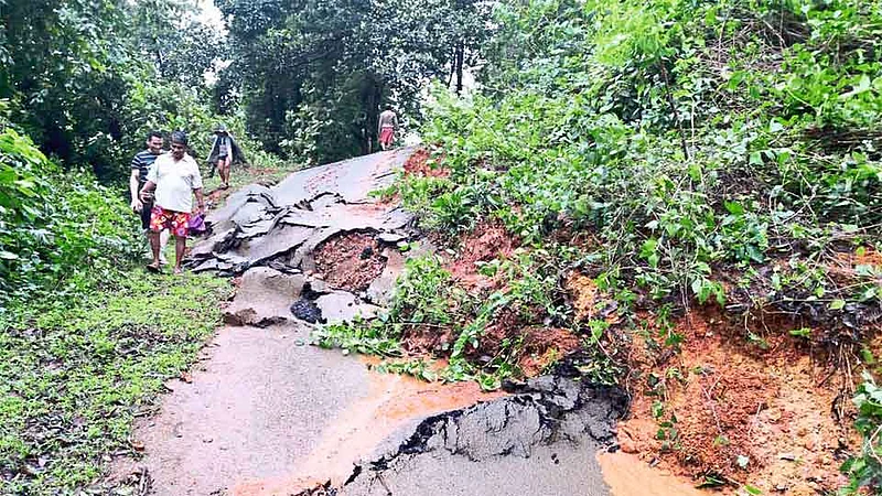 #KonkanRains खारेपाटणला पुराचा पुन्हा वेढा; डोंगर खचले